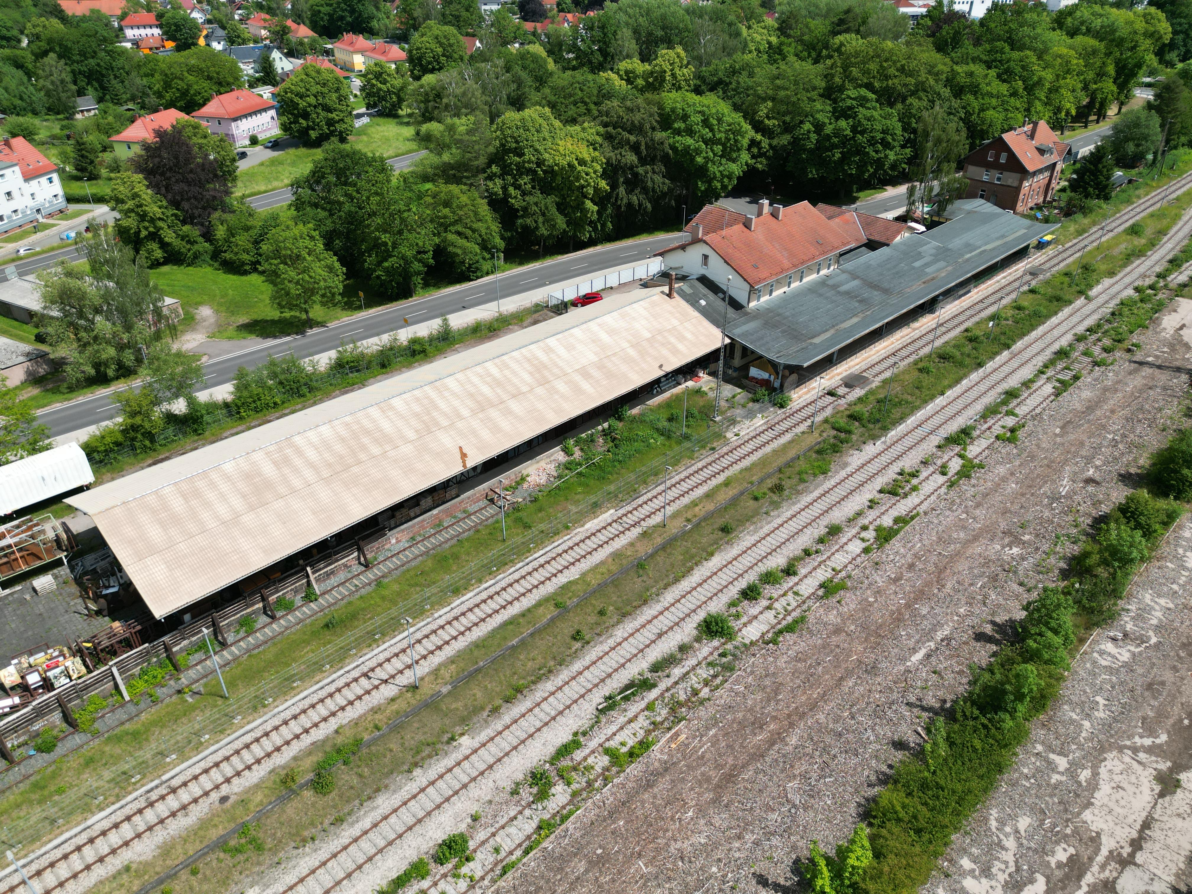 Bahnhofsgebäude mit Gewerbeflächen, Bistro, Wohnungen und Güterschuppen Bild 3
