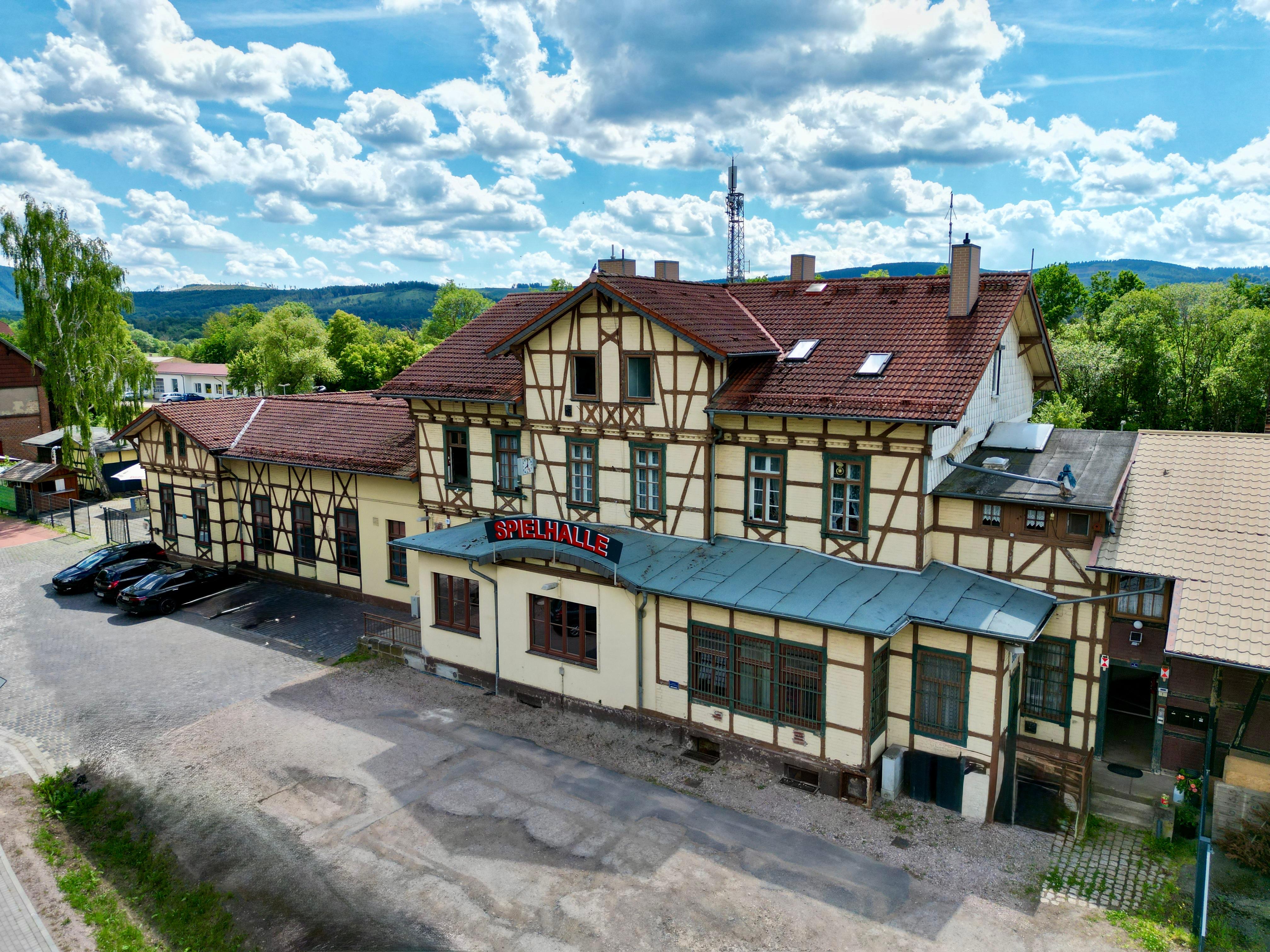 Bahnhofsgebäude mit Gewerbeflächen, Bistro, Wohnungen und Güterschuppen