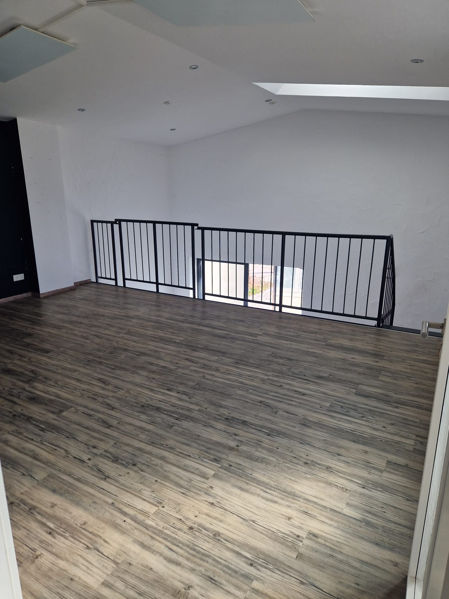 Modernes Büro-Haus mit großzügiger Terrasse im Gewerbegebiet Bild 9