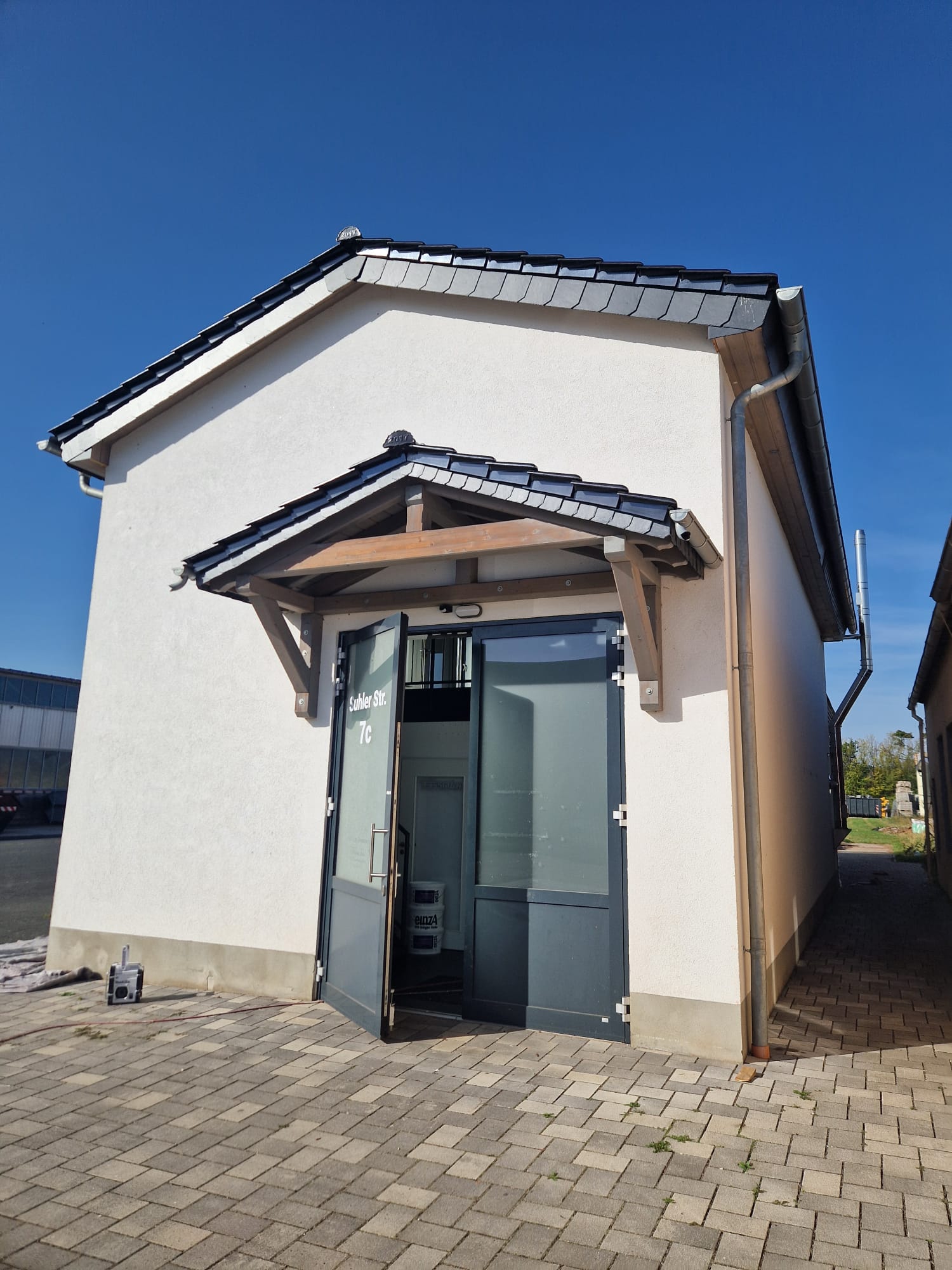 Modernes Büro-Haus mit großzügiger Terrasse im Gewerbegebiet