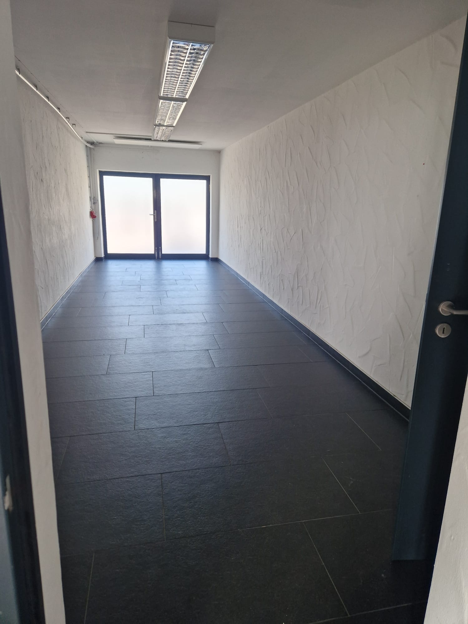 Modernes Büro-Haus mit großzügiger Terrasse im Gewerbegebiet Bild 4
