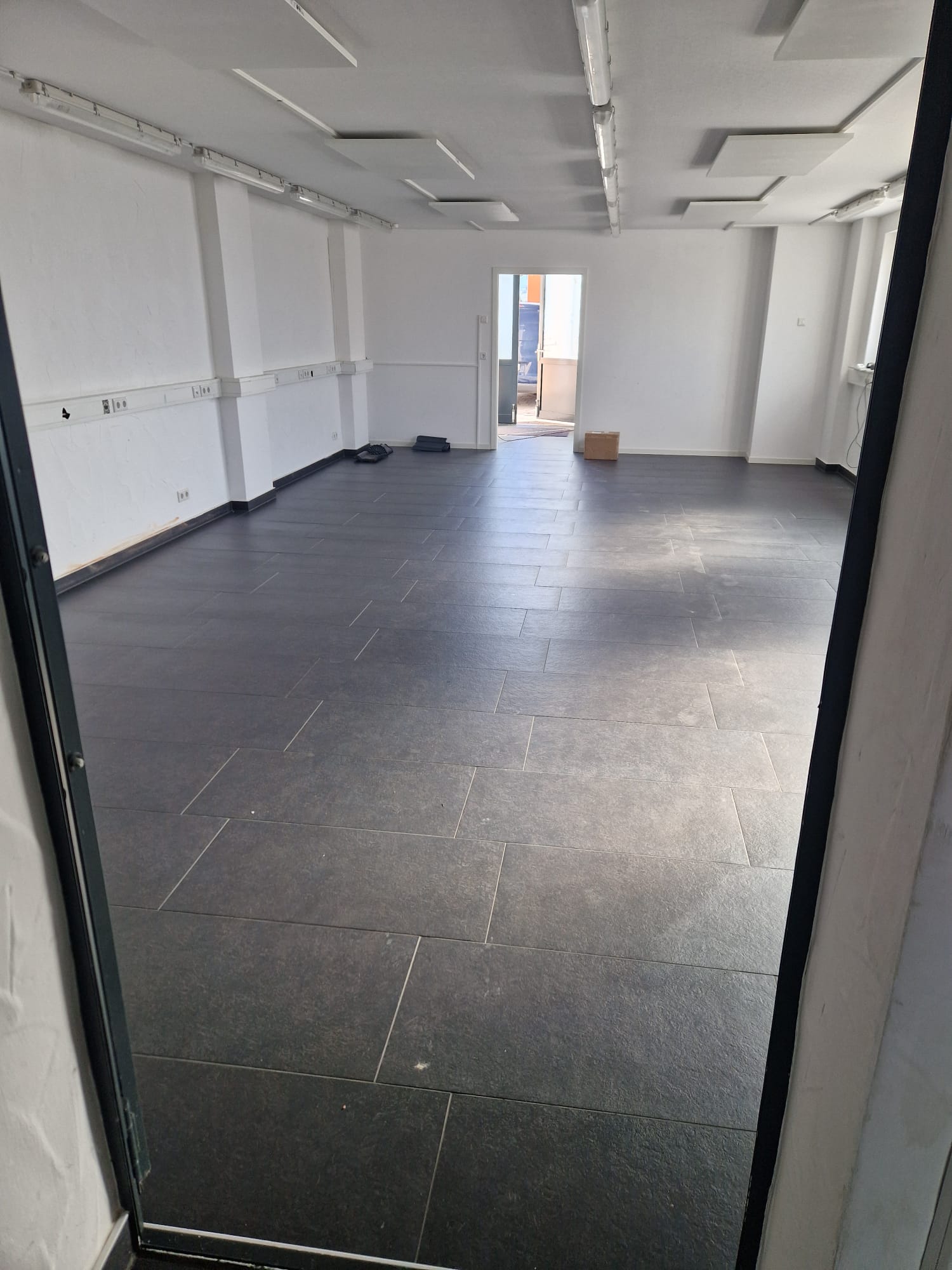 Modernes Büro-Haus mit großzügiger Terrasse im Gewerbegebiet Bild 3