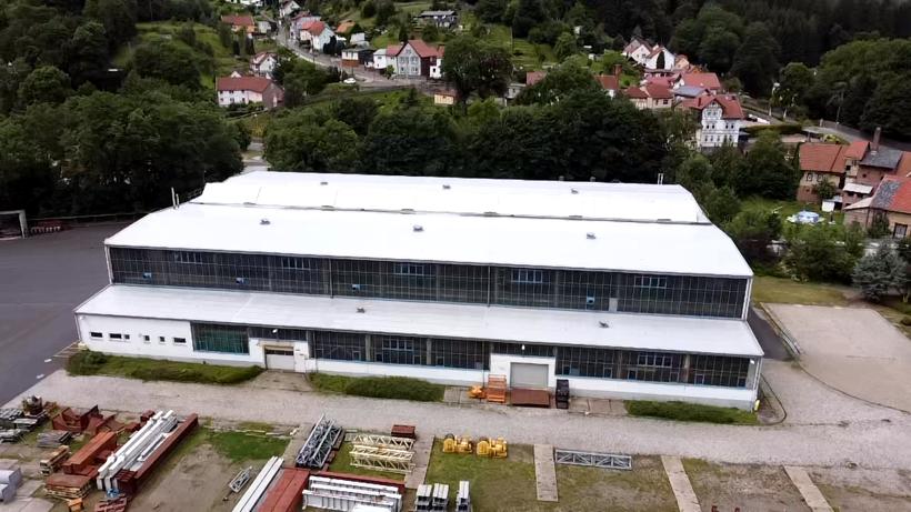 Industriehalle mit Krananlagen Bild 3