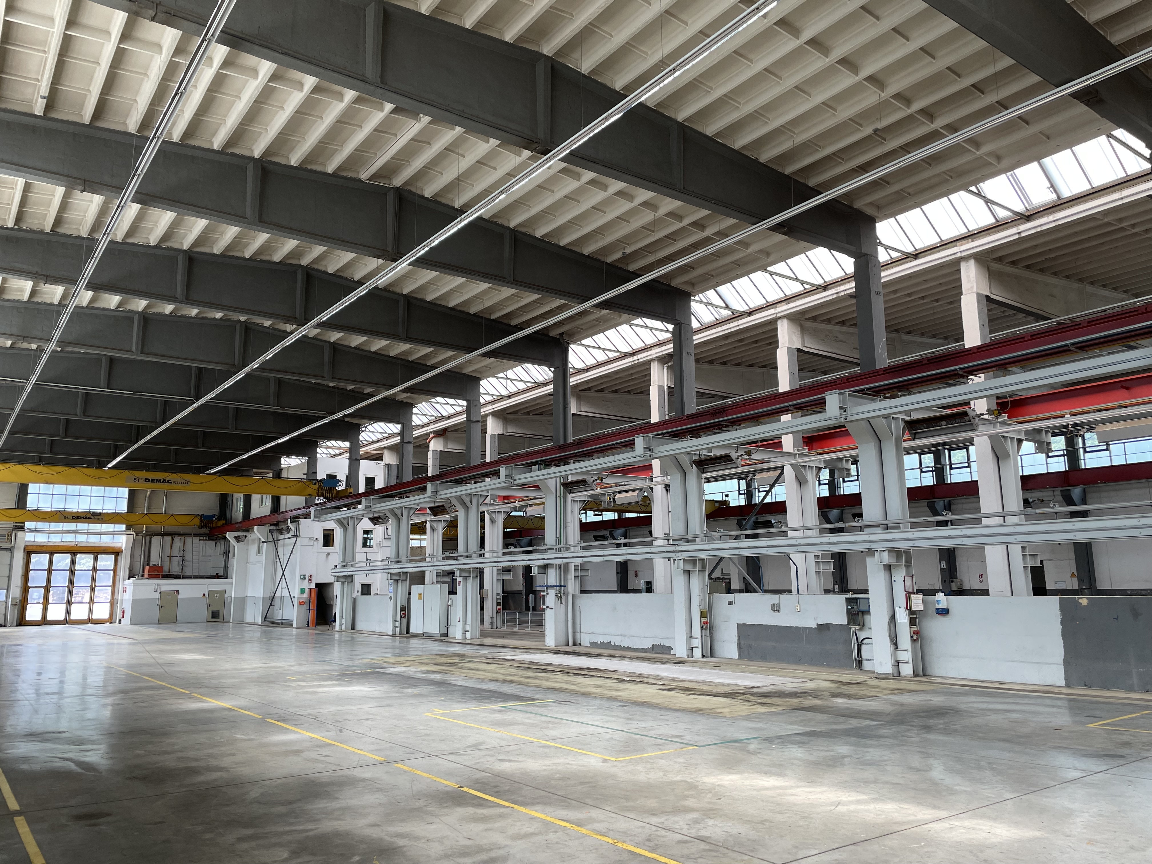 Industriehalle mit Krananlagen Bild 5