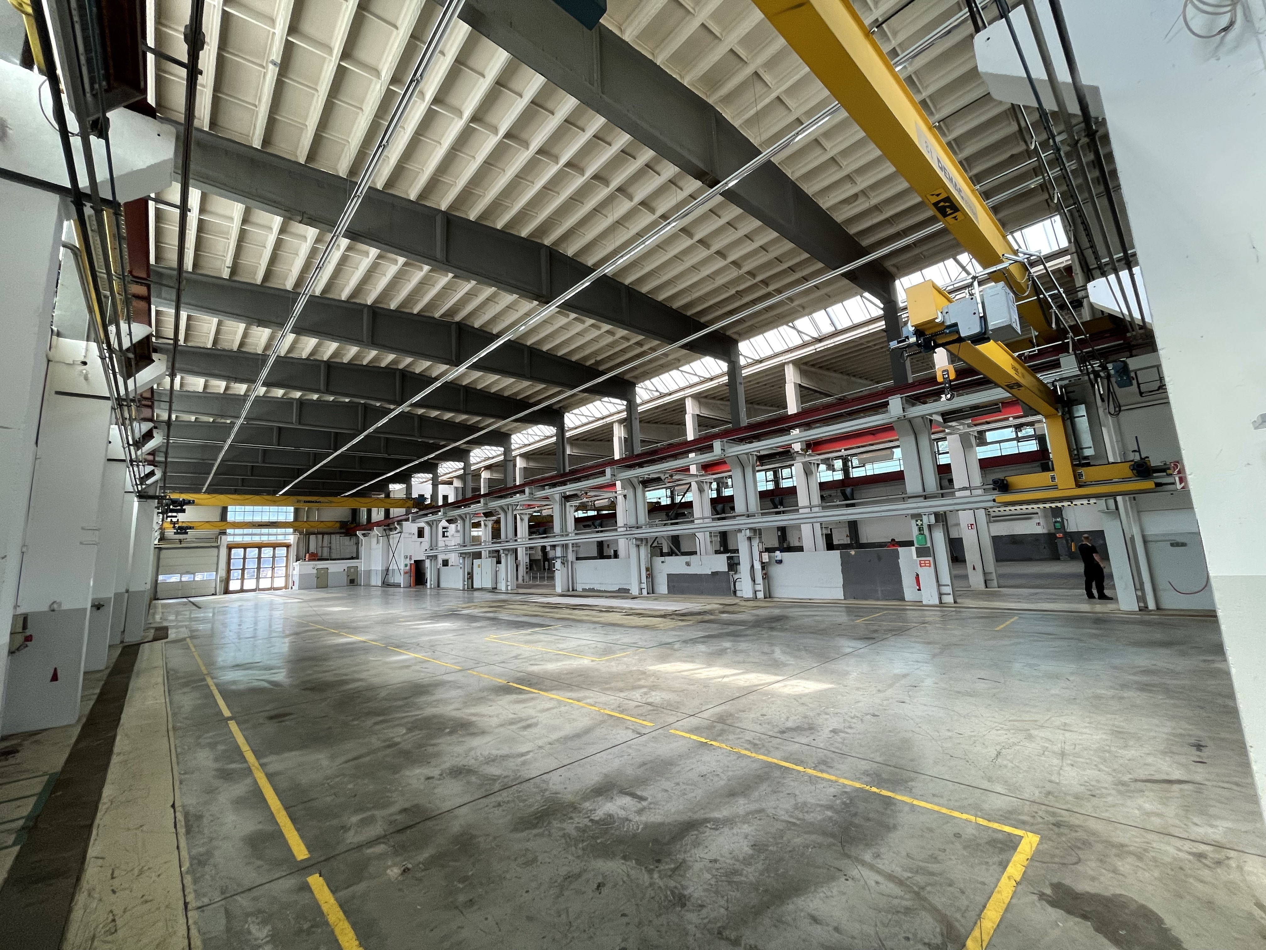 Industriehalle mit Krananlagen Bild 4