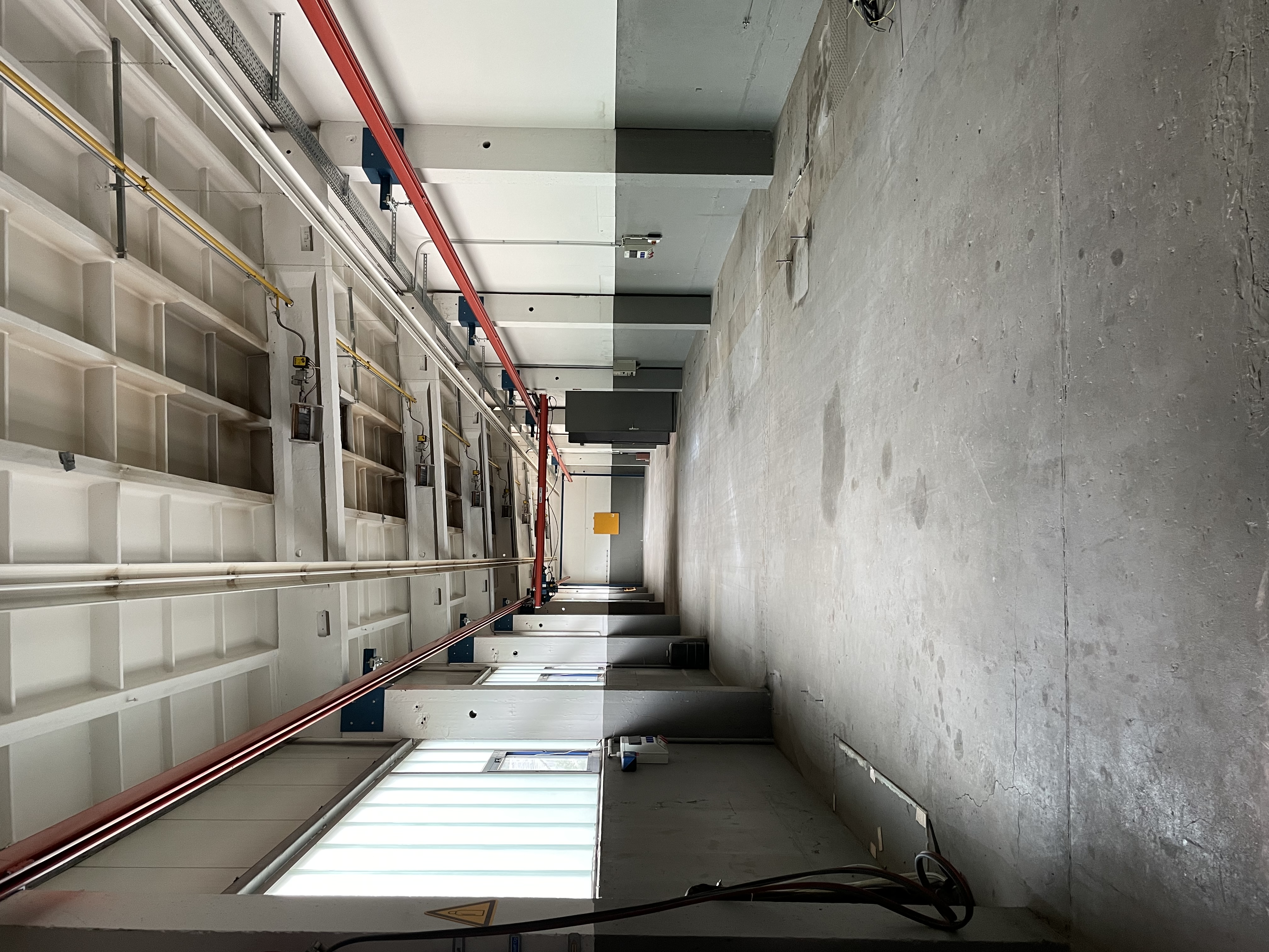 Industriehalle mit Krananlagen Bild 6